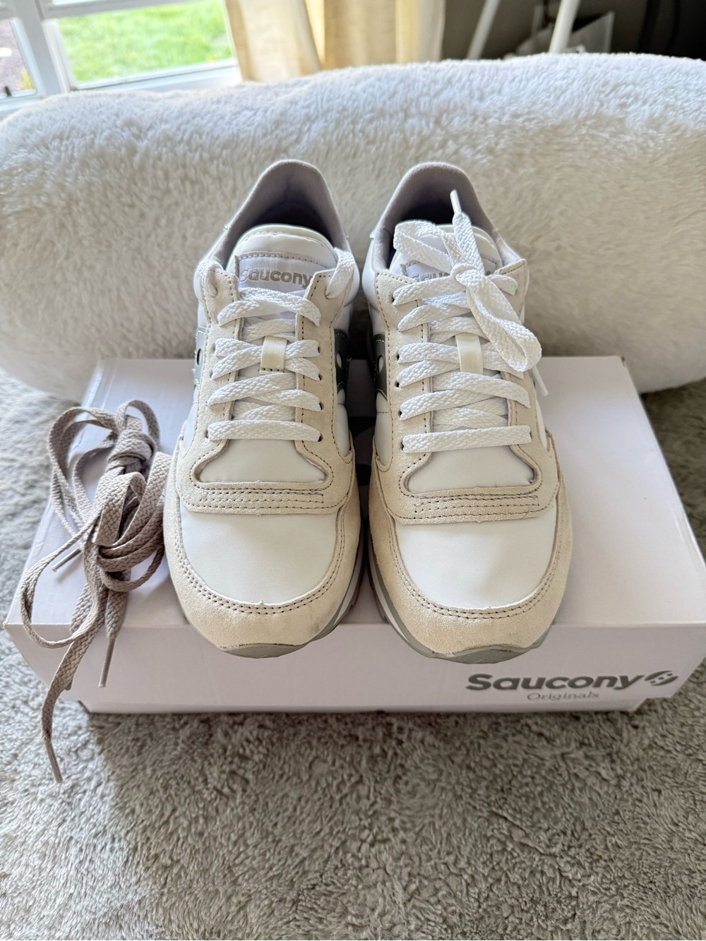 Saucony White and Beige Low-Top Sneakers